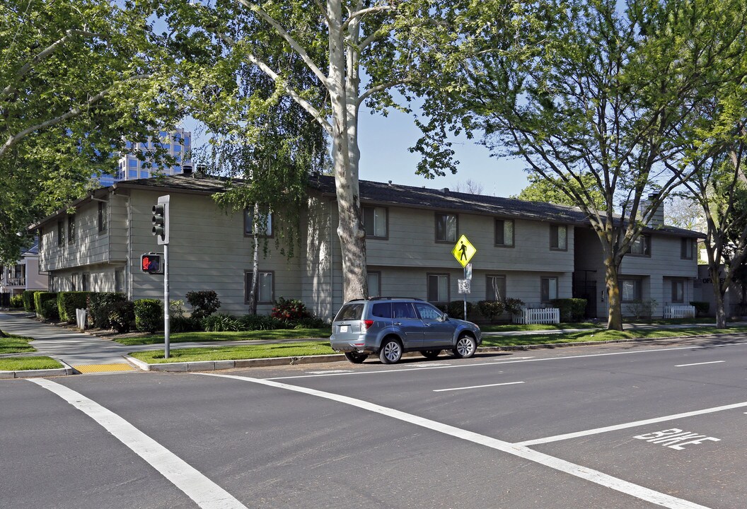 Waverly Court in Sacramento, CA - Building Photo