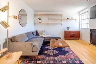 740 N Kings Rd, Unit 318 in Los Angeles, CA - Building Photo - Building Photo