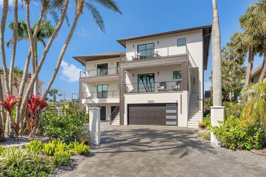 12404 Capri Cir N in Treasure Island, FL - Building Photo