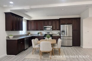 6829 Simpson Ave in Los Angeles, CA - Building Photo