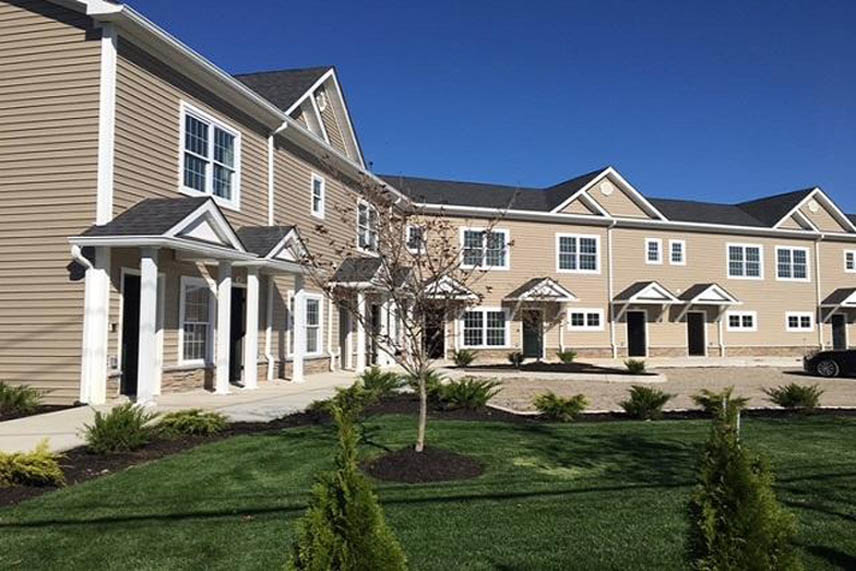 Fairfield Townhouses At West Babylon in West Babylon, NY - Foto de edificio