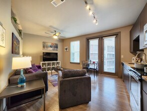 1800 Devonshire Crescent in Houston, TX - Building Photo - Building Photo