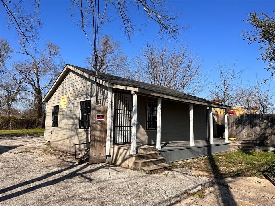 235 E Crosstimbers St in Houston, TX - Building Photo