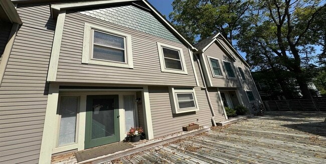 property at 653 N 5th Ave