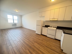 1829 26th Ave, Unit 3 in Astoria, NY - Building Photo - Building Photo