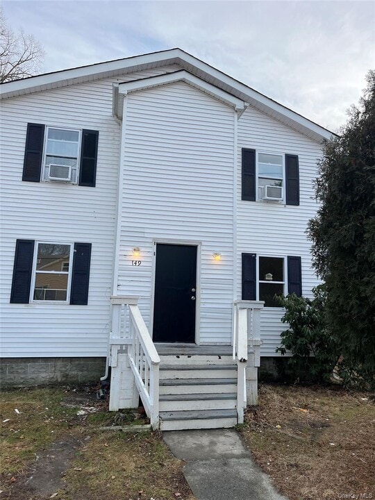 149 Washington Dr in Mastic Beach, NY - Building Photo
