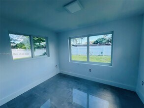912 NE 2nd Ct in Hallandale Beach, FL - Building Photo - Building Photo