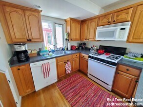 24 Burnham St, Unit 3 in Somerville, MA - Building Photo - Building Photo