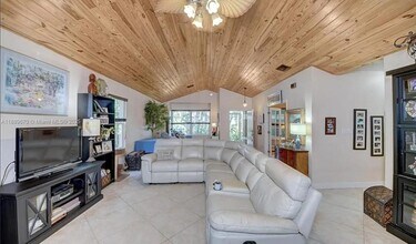 2014 SE Mantua St in Port St. Lucie, FL - Foto de edificio - Building Photo