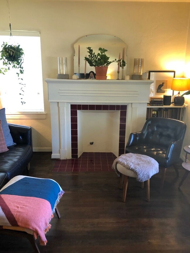 209-211 N Tennant St in Dallas, TX - Building Photo - Building Photo