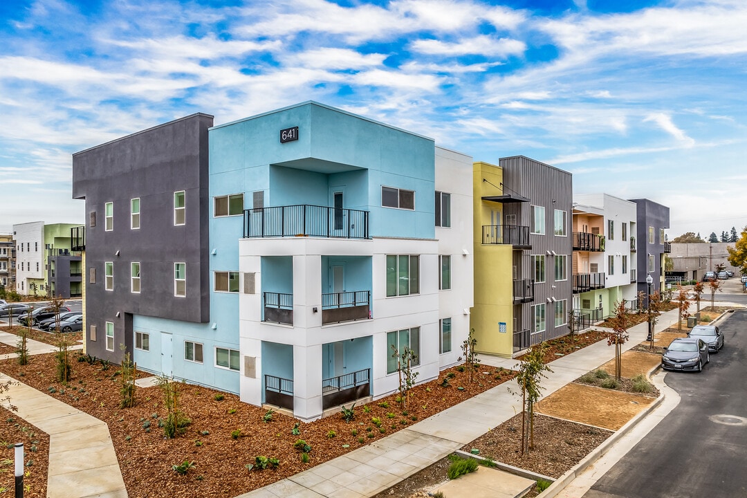 The Hayley in Sacramento, CA - Building Photo