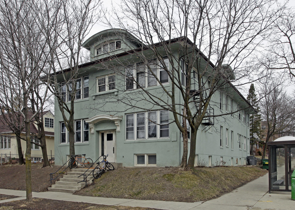 2130 E Bradford Ave in Milwaukee, WI - Building Photo