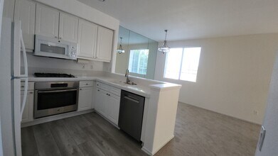 10786 Sabre Hill Dr, Unit 208 in San Diego, CA - Building Photo - Building Photo