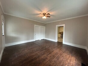 221 C St in Rogers, AR - Foto de edificio - Building Photo