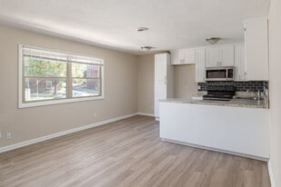 Mendenhall Square in Greensboro, NC - Building Photo