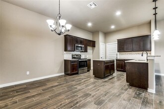 122 Wickersham in Conroe, TX - Foto de edificio - Building Photo
