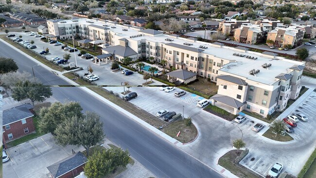 Hibiscus Village in McAllen, TX - Foto de edificio - Building Photo