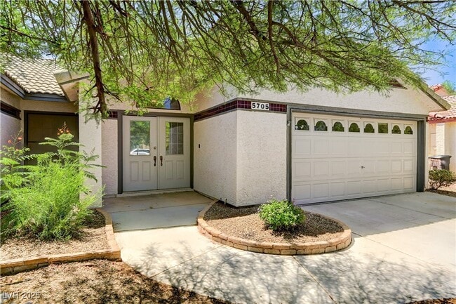 5705 Sovereign Way in Las Vegas, NV - Building Photo - Building Photo