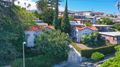 Oro Terrace Court Apartments in San Pedro, CA - Building Photo - Building Photo