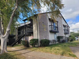 12615 Brookglade Cir in Houston, TX - Building Photo