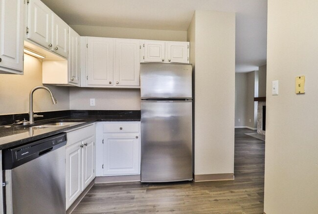 Apple Glen Apartments in New Berlin, WI - Foto de edificio - Building Photo