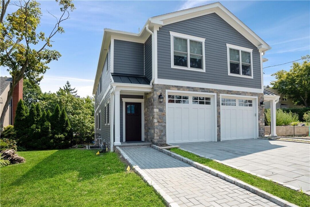 15 Park Ave in Harrison, NY - Building Photo