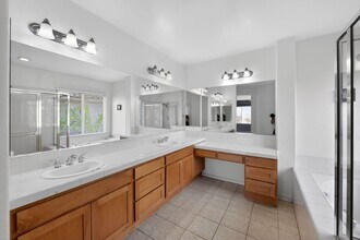 11677 Swan Lake Dr in San Diego, CA - Foto de edificio - Building Photo