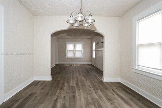 523 Plymouth Rd in West Palm Beach, FL - Foto de edificio - Building Photo