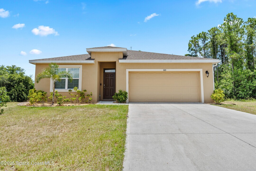 1085 Cranberry Rd SE in Palm Bay, FL - Building Photo