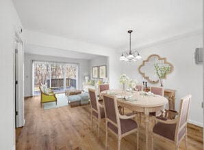 Whispering Pines in Queensbury, NY - Foto de edificio - Building Photo