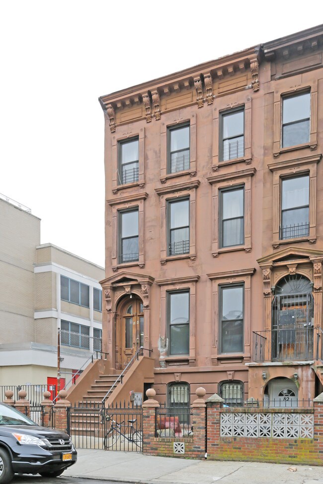 84 Vernon Ave in Brooklyn, NY - Foto de edificio - Building Photo