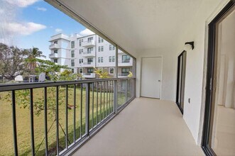 300 W Hidden Valley Blvd in Boca Raton, FL - Building Photo - Building Photo