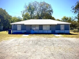 125 NW 7th St, Unit 125 in Cross Plains, TX - Building Photo
