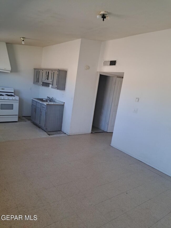 623 NE Davis St in Fabens, TX - Building Photo - Building Photo