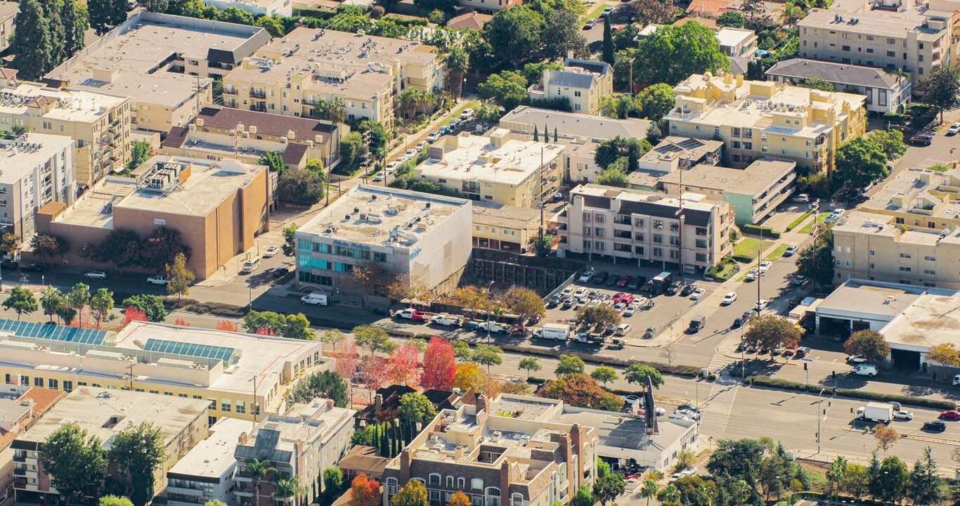 10642 Santa Monica Blvd in Los Angeles, CA - Building Photo