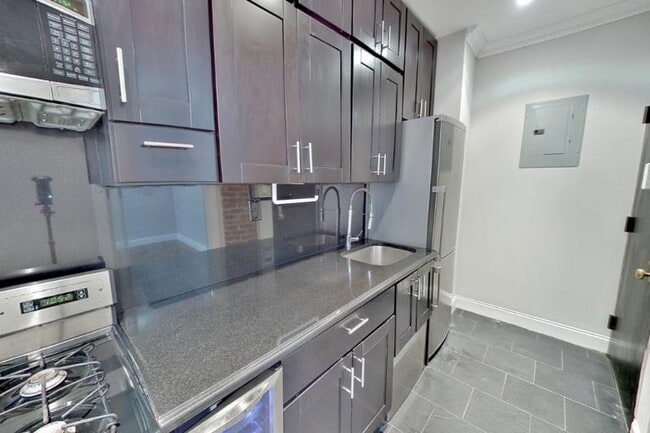 334 E 100th St in New York, NY - Building Photo - Building Photo