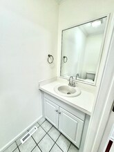 73 Manorwood Dr in Branford, CT - Building Photo - Building Photo