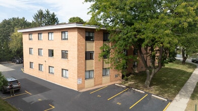 Edgewater Apartments in Oconomowoc, WI - Foto de edificio - Building Photo