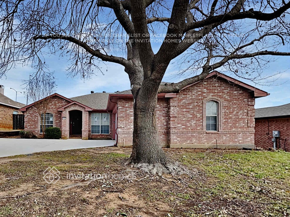 1893 Helen Ln in Lewisville, TX - Building Photo