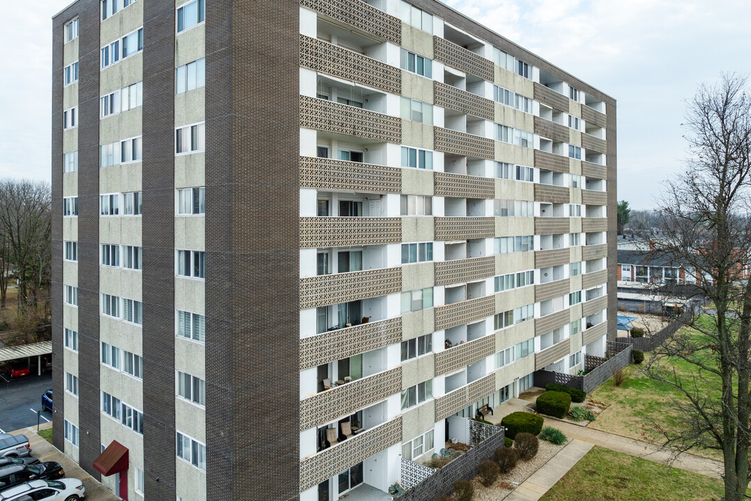 Continental Towers Condominiums in Evansville, IN - Building Photo