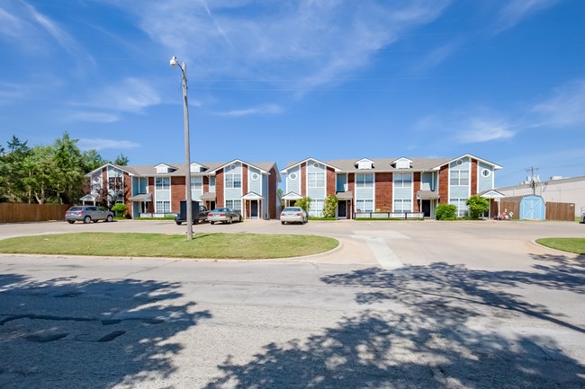 St Charles Townhomes in Oklahoma City, OK - Building Photo - Building Photo