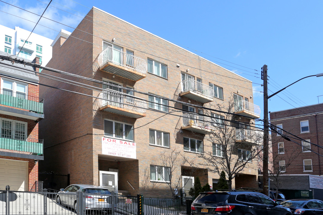 14237 38th Ave in Flushing, NY - Building Photo