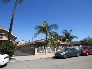 828 S Philadelphia St in Anaheim, CA - Building Photo - Building Photo