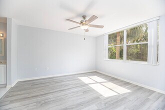 290 Naples Cove Dr, Unit 2204 in Naples, FL - Building Photo - Building Photo