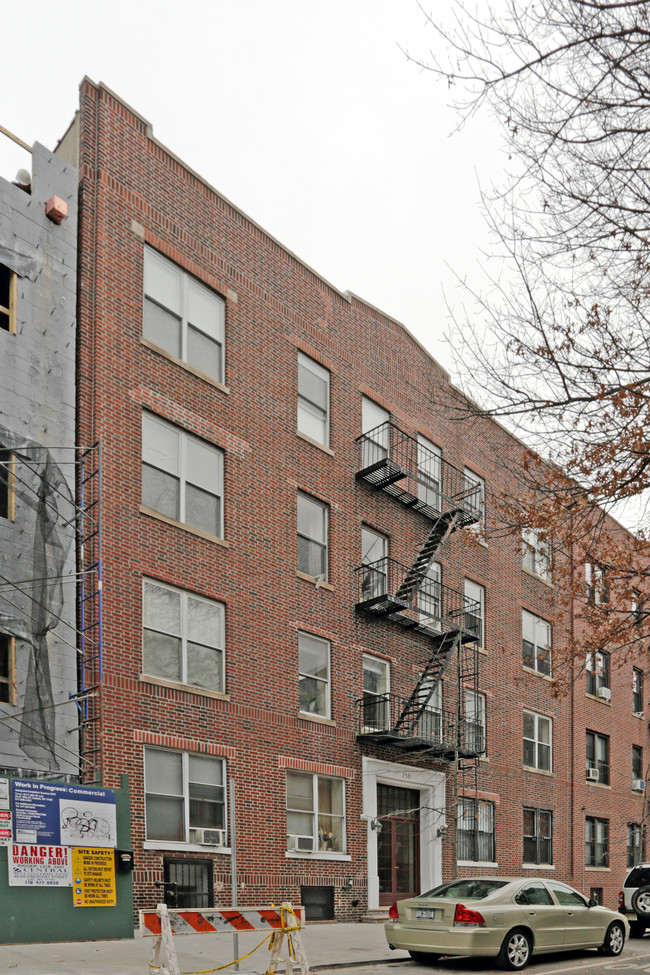 2581 36th St in Astoria, NY - Foto de edificio - Building Photo