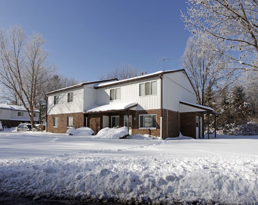 Willow Run Apartments in Akron, OH - Building Photo