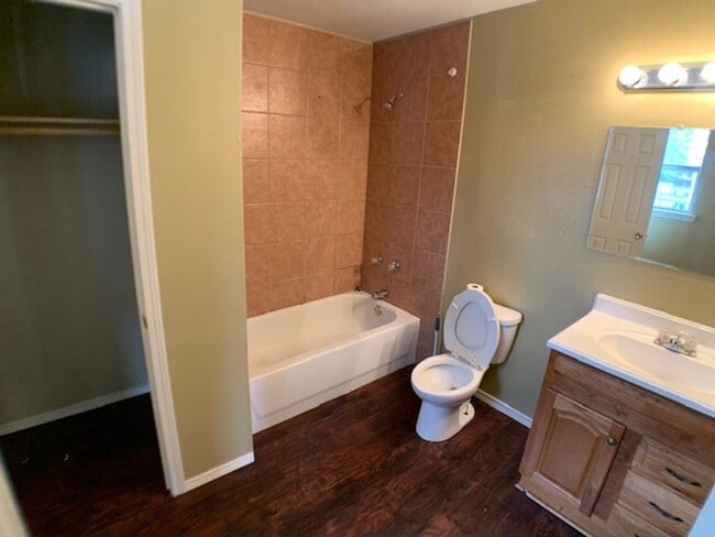 202 Cedar Hill in Mount Pleasant, TX - Building Photo - Building Photo