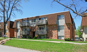 Eastview Apartments in Lawrence, KS - Building Photo - Building Photo