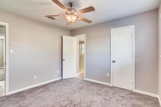 304 Lisa Ct in Friendswood, TX - Building Photo - Building Photo