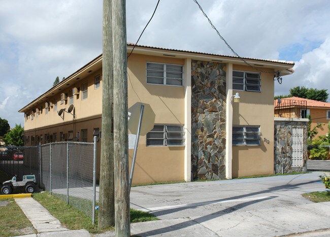 212 SW 18th Ave in Miami, FL - Foto de edificio - Building Photo